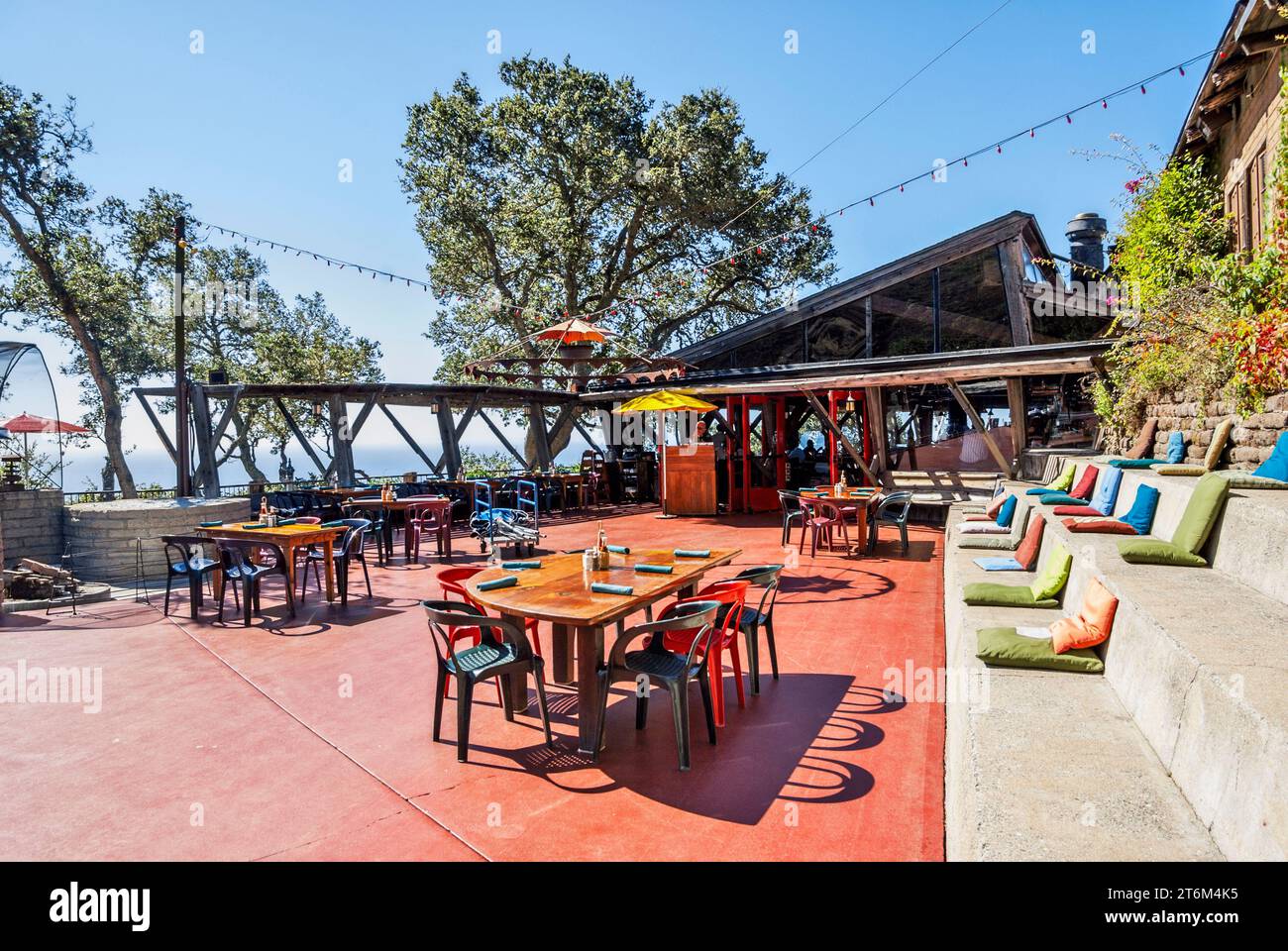 Mit Blick auf Pazifischen Ozean von Veranda Nepenthe Restaurant, Big Sur, Kalifornien Stockfoto
