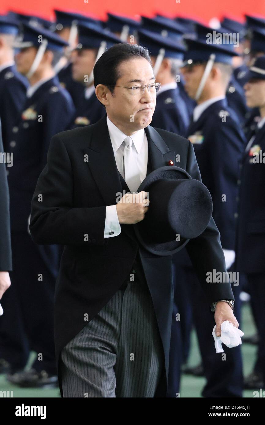 11. November 2023, Iruma, Japan - der japanische Premierminister Fumio Kishida überprüft die Truppen der japanischen Luftverteidigungsstreitkräfte bei einer jährlichen militärischen Überprüfung auf dem Luftwaffenstützpunkt Iruma in Tokio am Samstag, den 11. November 2023. (Foto: Yoshio Tsunoda/AFLO) Stockfoto