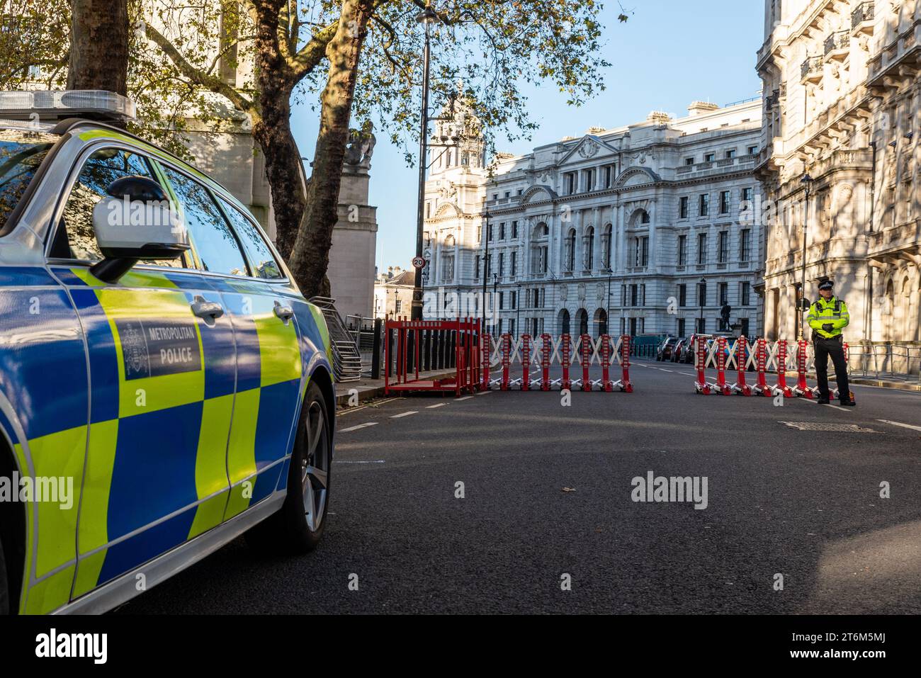 Horse Guards Avenue, Westminster, London, Großbritannien. November 2023. Die Polizei in Westminster sorgt für Sicherheit rund um den Cenotaph und Whitehall, vor den Ereignissen des Waffenstillstands und den Protesten in London Stockfoto