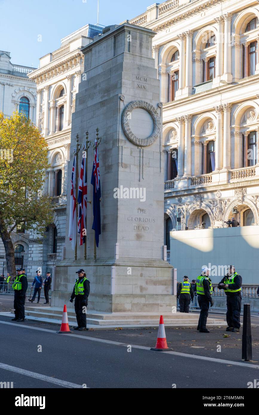 Whitehall, Westminster, London, Großbritannien. November 2023. Die Polizei in Westminster sorgt für Sicherheit rund um den Cenotaph und Whitehall, vor den Ereignissen des Waffenstillstands und den Protesten in London Stockfoto