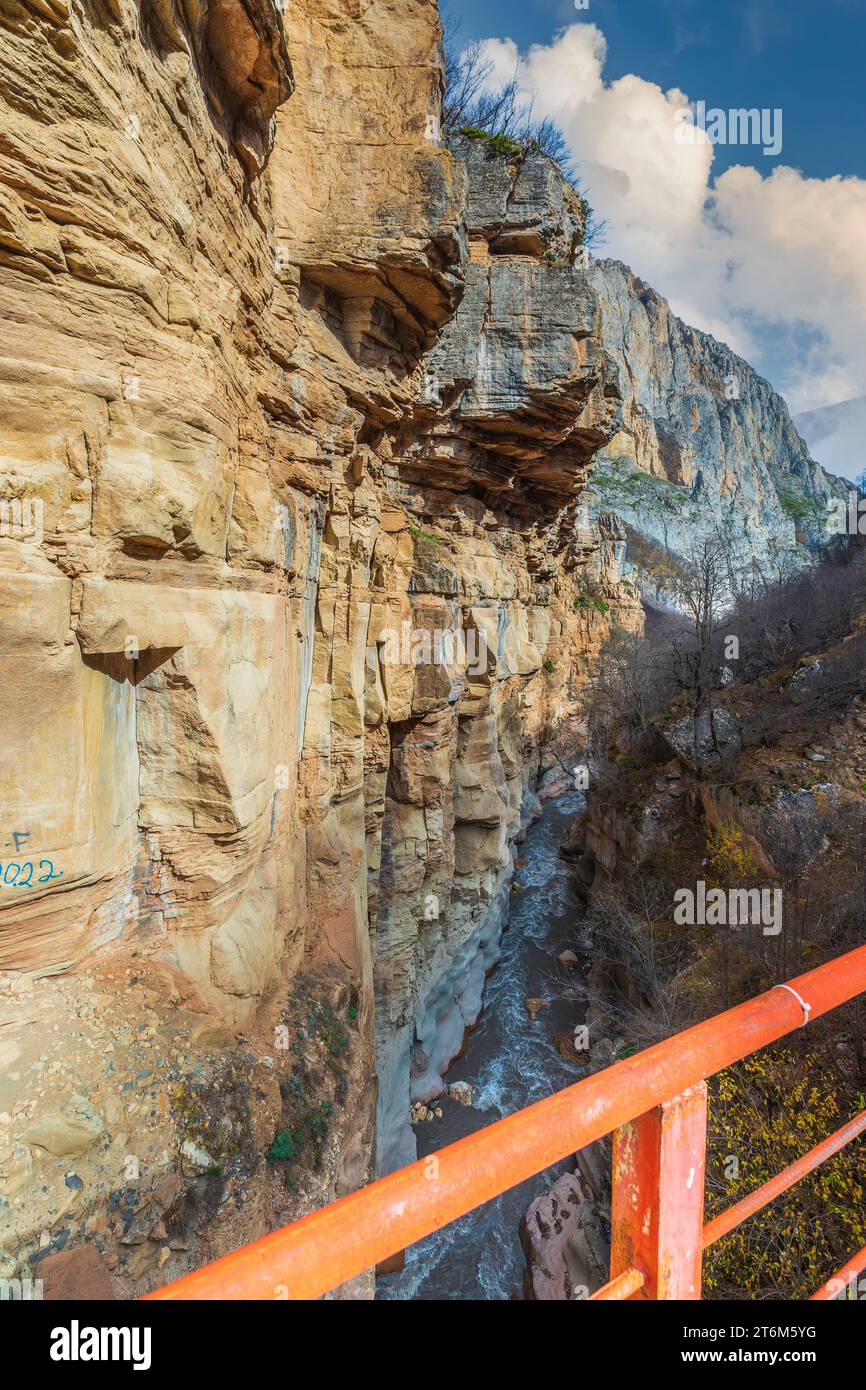 Stürmischer Gebirgsfluss im Herbst Stockfoto