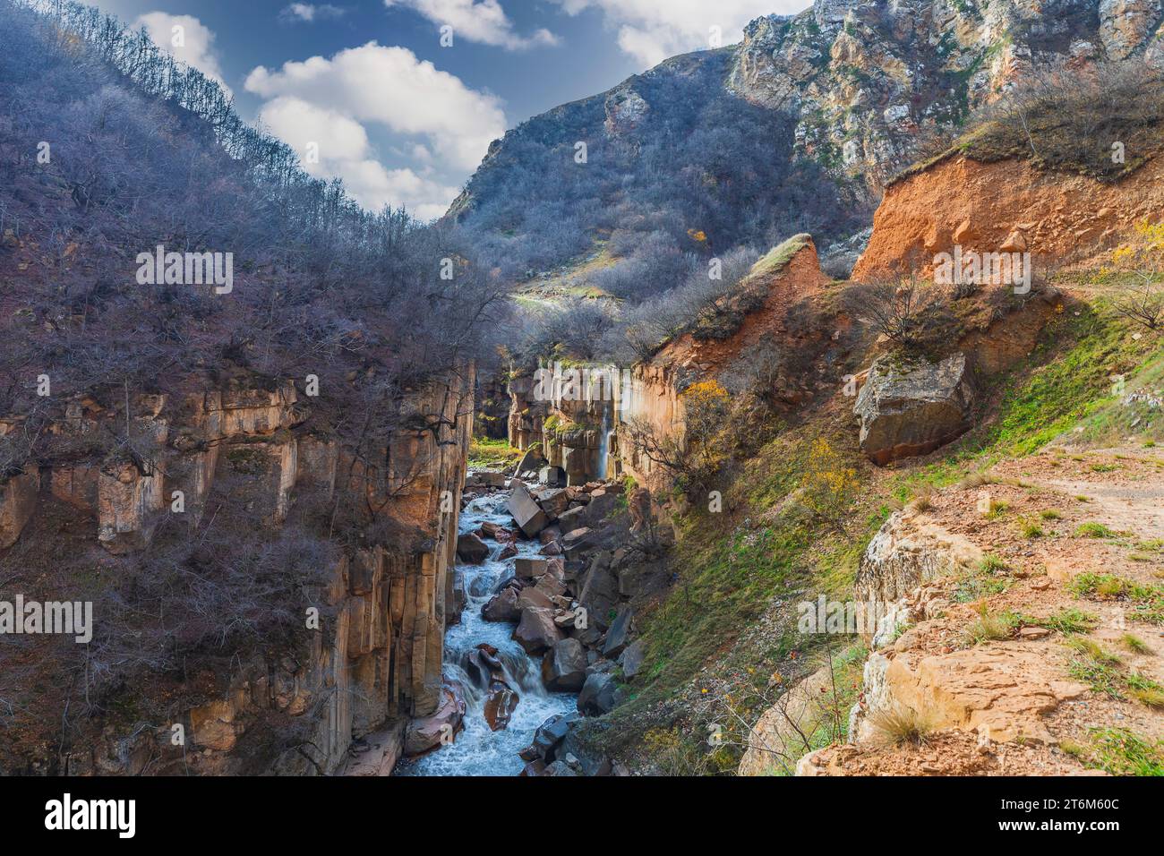 Stürmischer Gebirgsfluss im Herbst Stockfoto