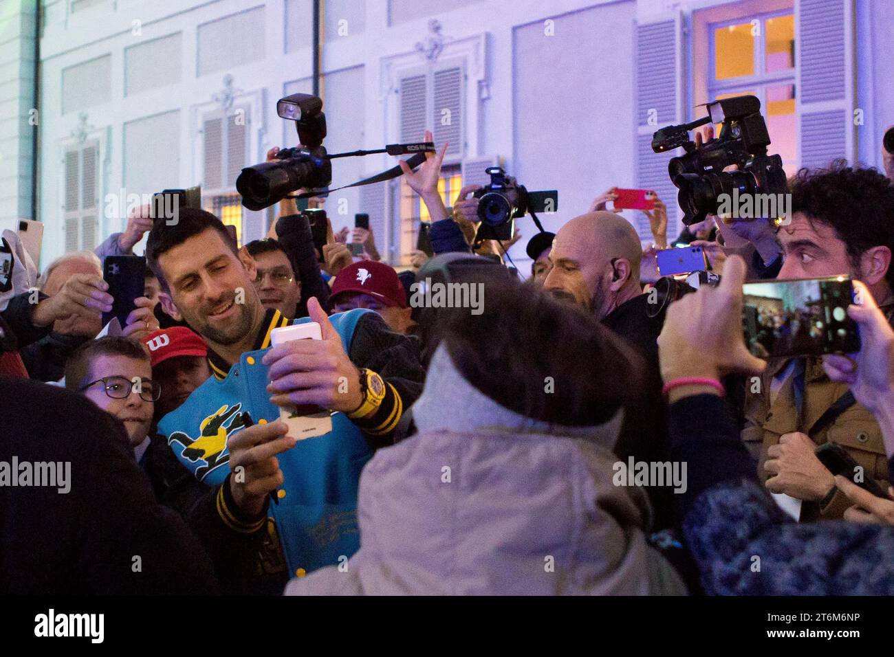 Turin, Italien. November 2023. Der Tennisspieler Novak Djokovic trifft seine Fans auf der Piazza Castello, Turin, vor dem Nitto ATP Finals 2023, die mit Marco Destefanis/Alamy Live News beginnen Stockfoto