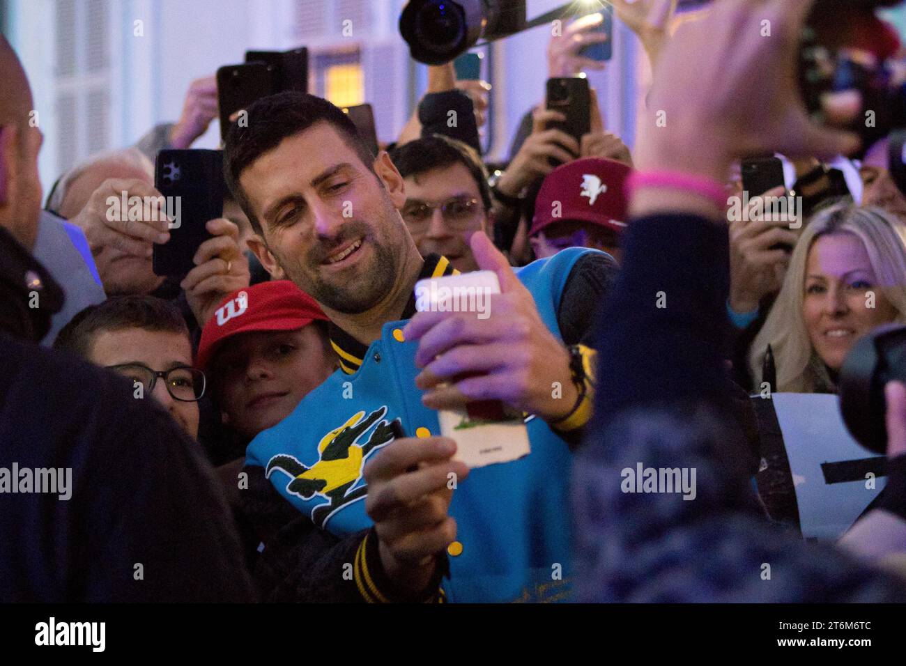 Turin, Italien. November 2023. Der Tennisspieler Novak Djokovic trifft seine Fans auf der Piazza Castello, Turin, vor dem Nitto ATP Finals 2023, die mit Marco Destefanis/Alamy Live News beginnen Stockfoto