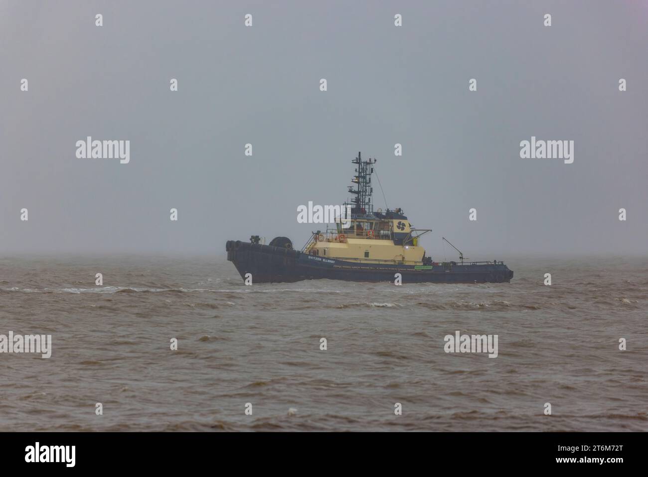 Schlepper Svitzer Ellerby wartet auf die Ankunft des Vechilträgers Stockfoto