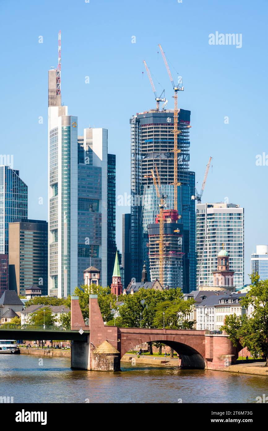 Wolkenkratzer des Finanzviertels in Frankfurt am Main, mit den „vier Frankfurter“ Gebäuden im Bau und der Alten Brücke. Stockfoto