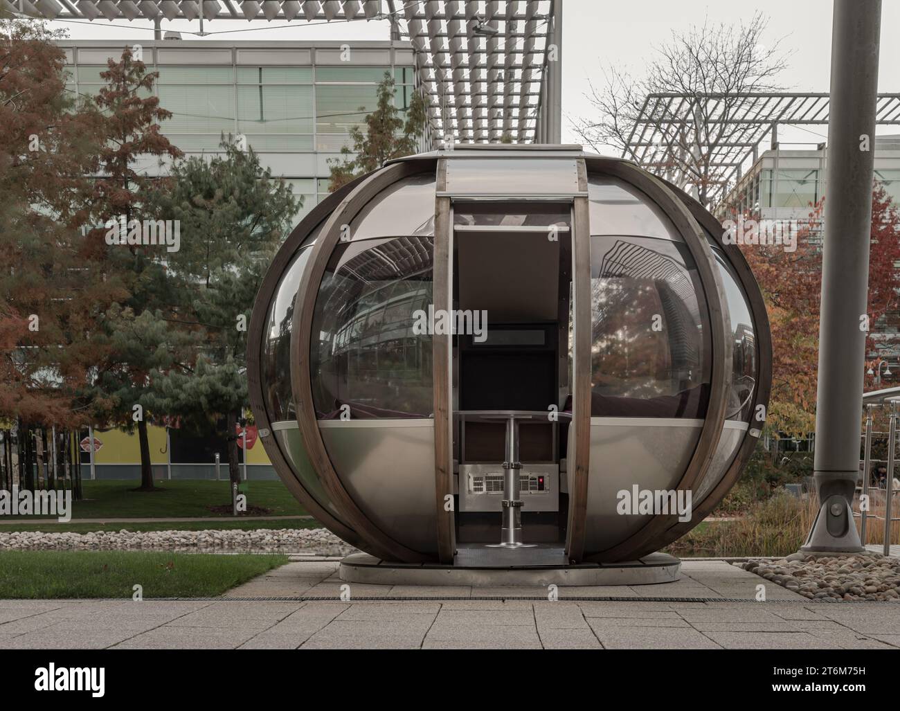 London, Großbritannien - 06. November 2023 - Meeting Pods oder Arbeitsbereich im Chiswick Business Park. Private Gruppendiskussionen im entspannenden Raum, Office Pods, Copy sp Stockfoto