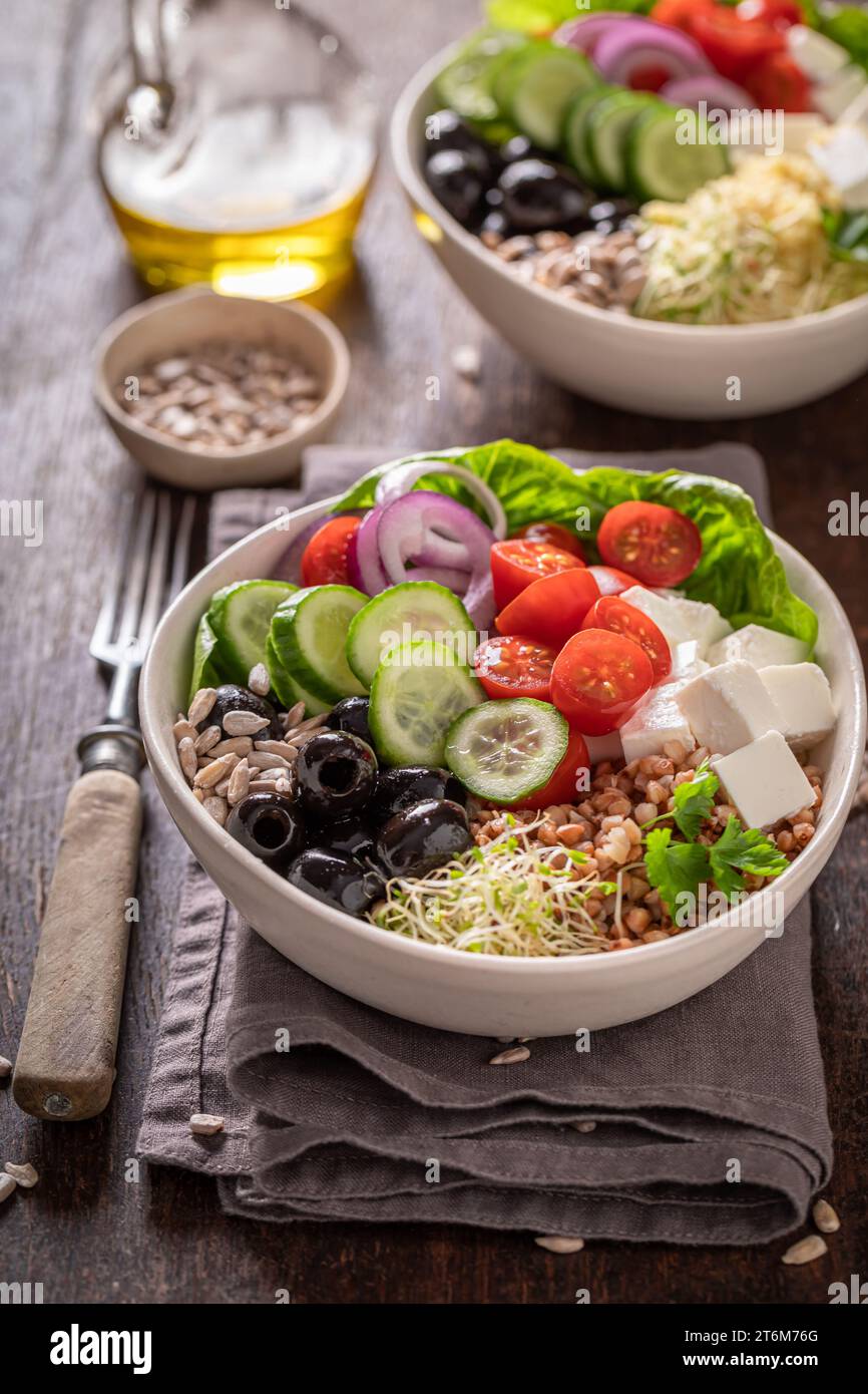Diät griechischer Salat für Diätmenschen in alternativer Version. Schüssel mit Gemüse für fitte Menschen. Stockfoto