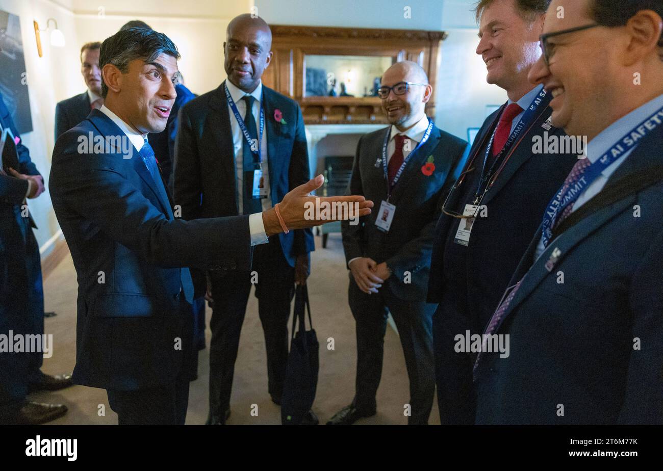 BLETCHLEY PARK, BUCKINGHAMSHIRE, ENGLAND, Großbritannien - 02. November 2023 - der britische Premierminister Rishi Sunak trifft Technologiegründer und CEOs der AI Stockfoto