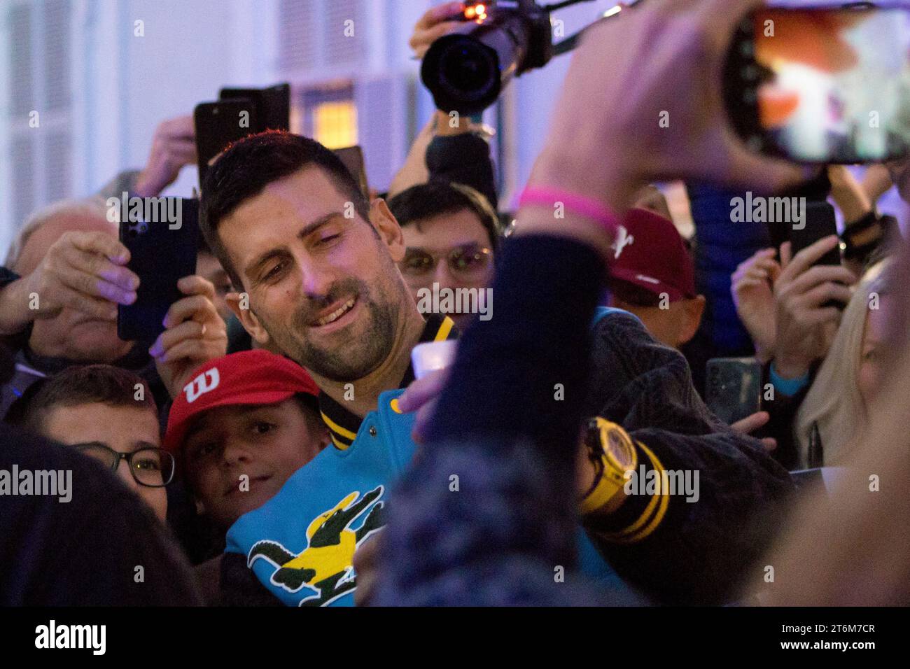 Turin, Italien. November 2023. Der Tennisspieler Novak Djokovic trifft seine Fans auf der Piazza Castello, Turin, vor dem Nitto ATP Finals 2023, die mit Marco Destefanis/Alamy Live News beginnen Stockfoto