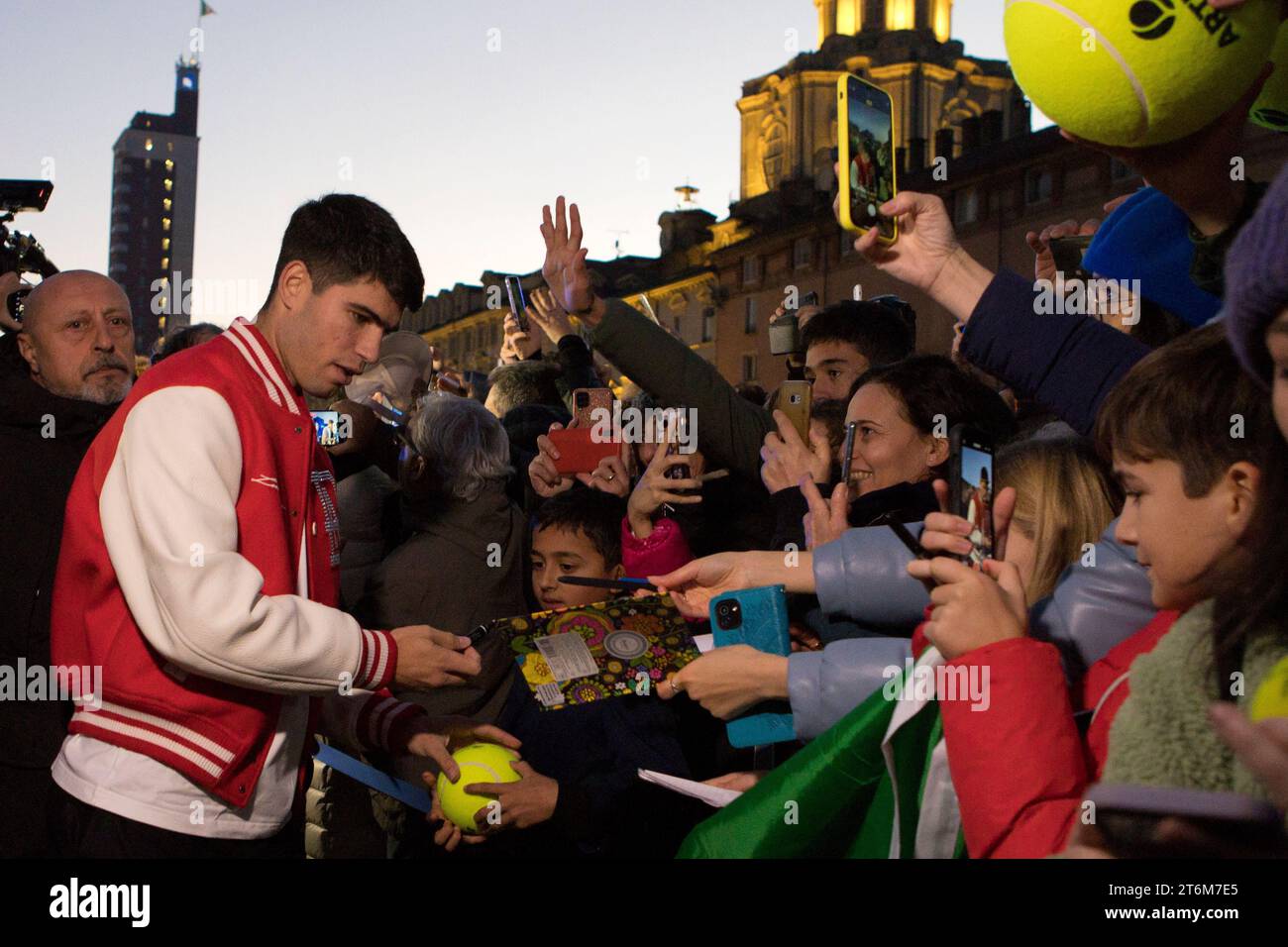 Turin, Italien. November 2023. Tennisspieler Carlos Alcaraz trifft seine Fans auf der Piazza Castello, Turin, vor dem Nitto ATP Finals 2023, beginnend mit Marco Destefanis/Alamy Live News Stockfoto