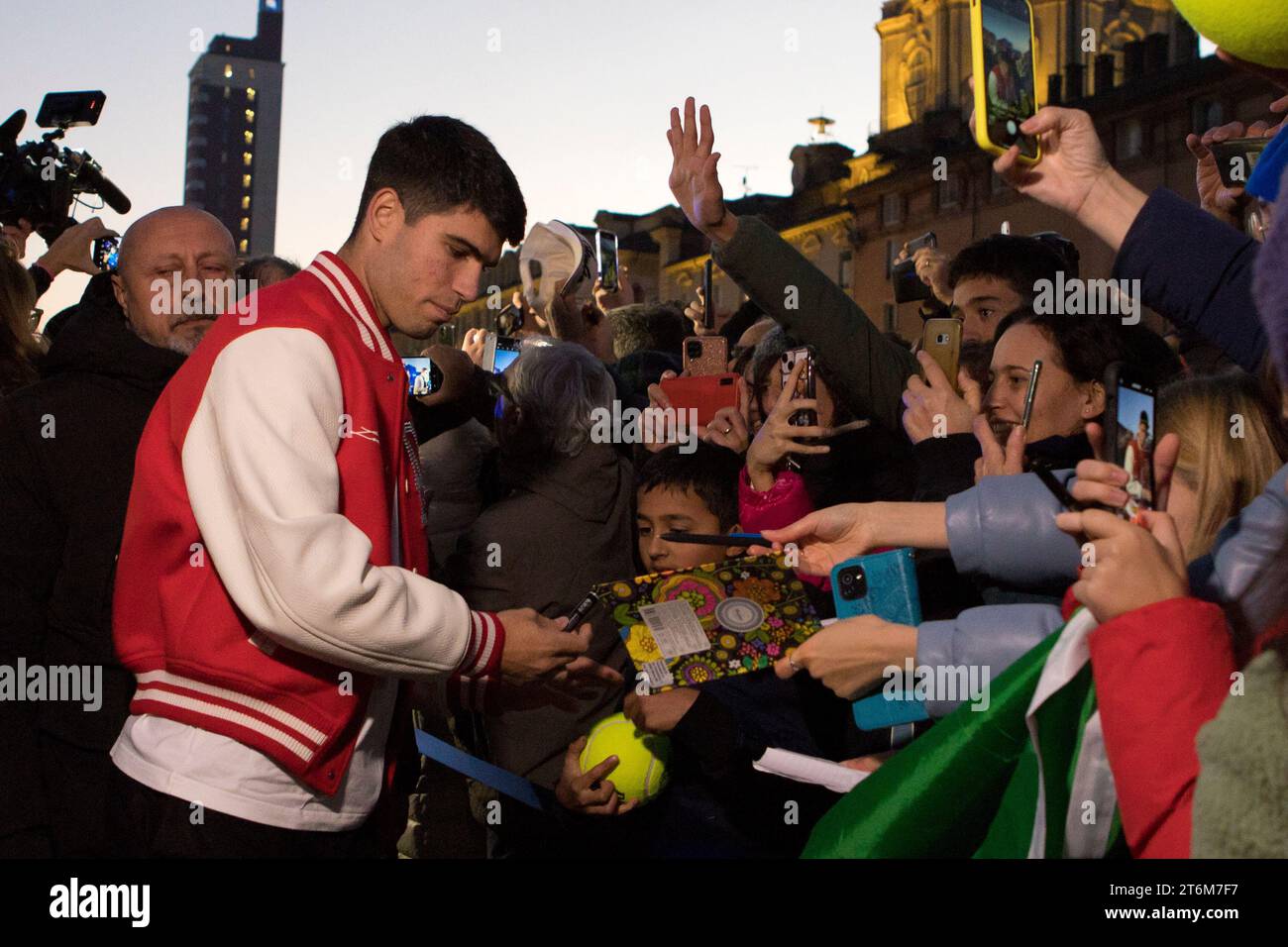 Turin, Italien. November 2023. Tennisspieler Carlos Alcaraz trifft seine Fans auf der Piazza Castello, Turin, vor dem Nitto ATP Finals 2023, beginnend mit Marco Destefanis/Alamy Live News Stockfoto