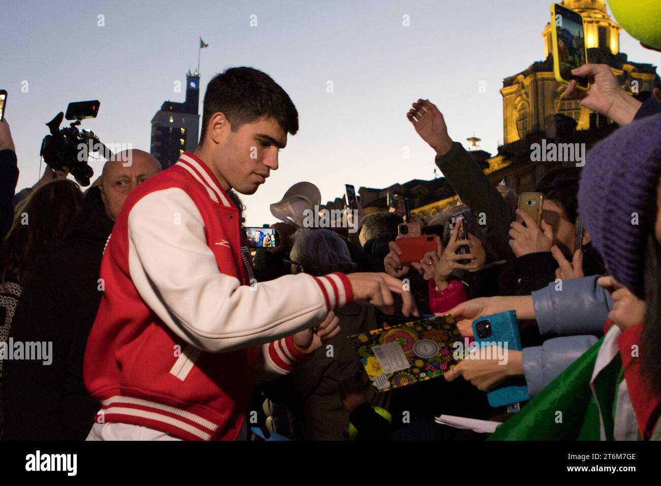 Turin, Italien. November 2023. Tennisspieler Carlos Alcaraz trifft seine Fans auf der Piazza Castello, Turin, vor dem Nitto ATP Finals 2023, beginnend mit Marco Destefanis/Alamy Live News Stockfoto