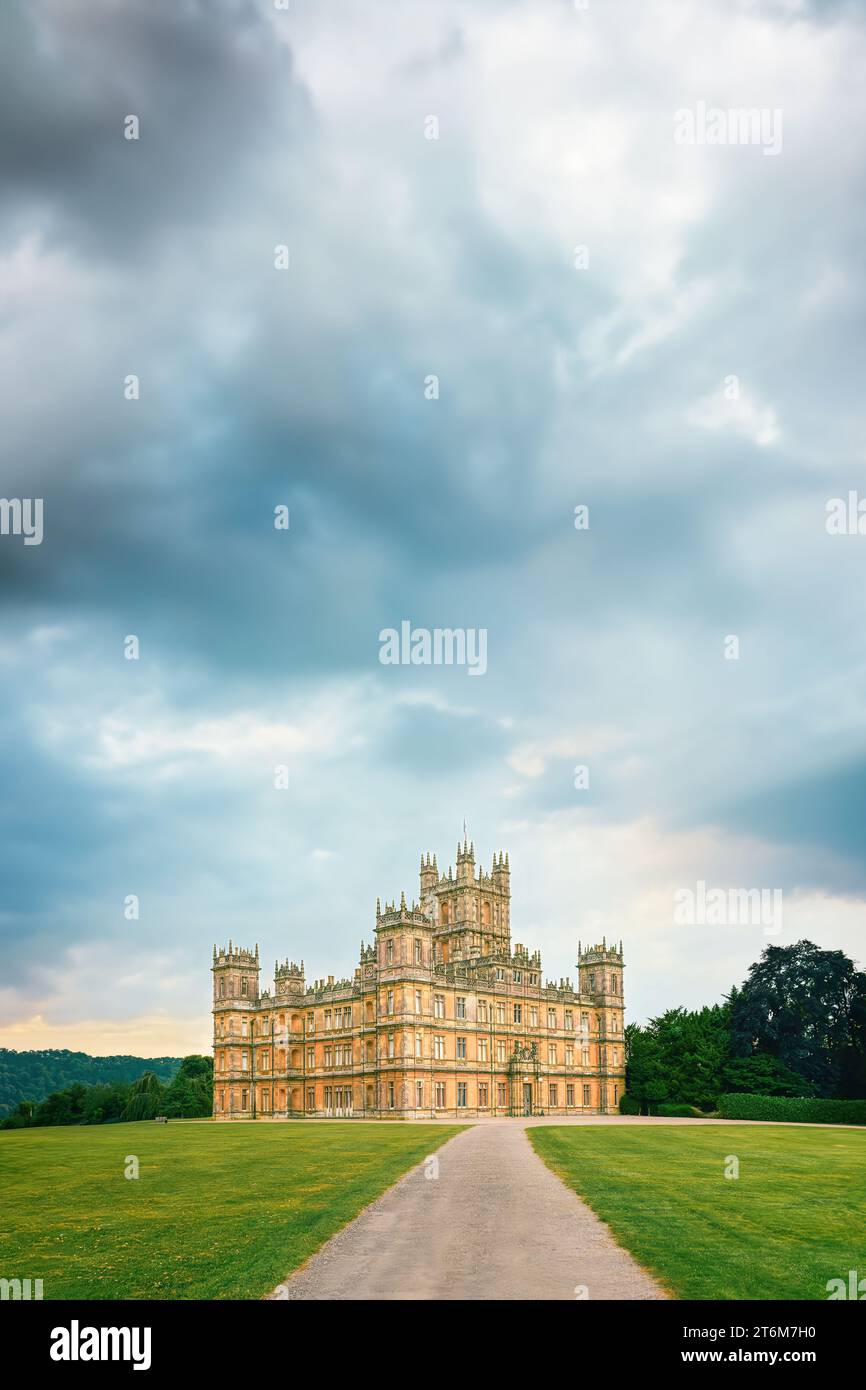 England, Hampshire; 11. November 2023 - Eingang zu Highclere Castle. Das Landhaus im jakobethanischen Stil liegt in Downton Abbey. Stockfoto