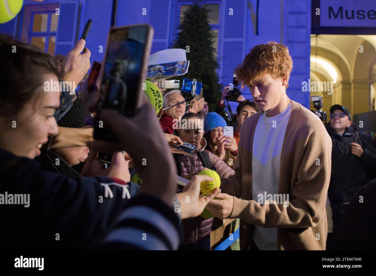 Turin, Italien. November 2023. Tennisspieler Jannik Sinner trifft seine Fans auf der Piazza Castello, Turin, vor dem Nitto ATP Finals 2023, die mit Marco Destefanis/Alamy Live News beginnen Stockfoto