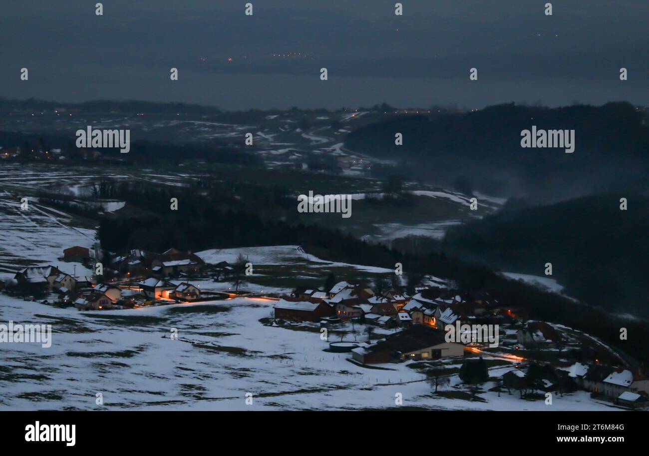 Dorf im Winter in der Nähe des Neuchâtel-Sees, Schweiz Stockfoto