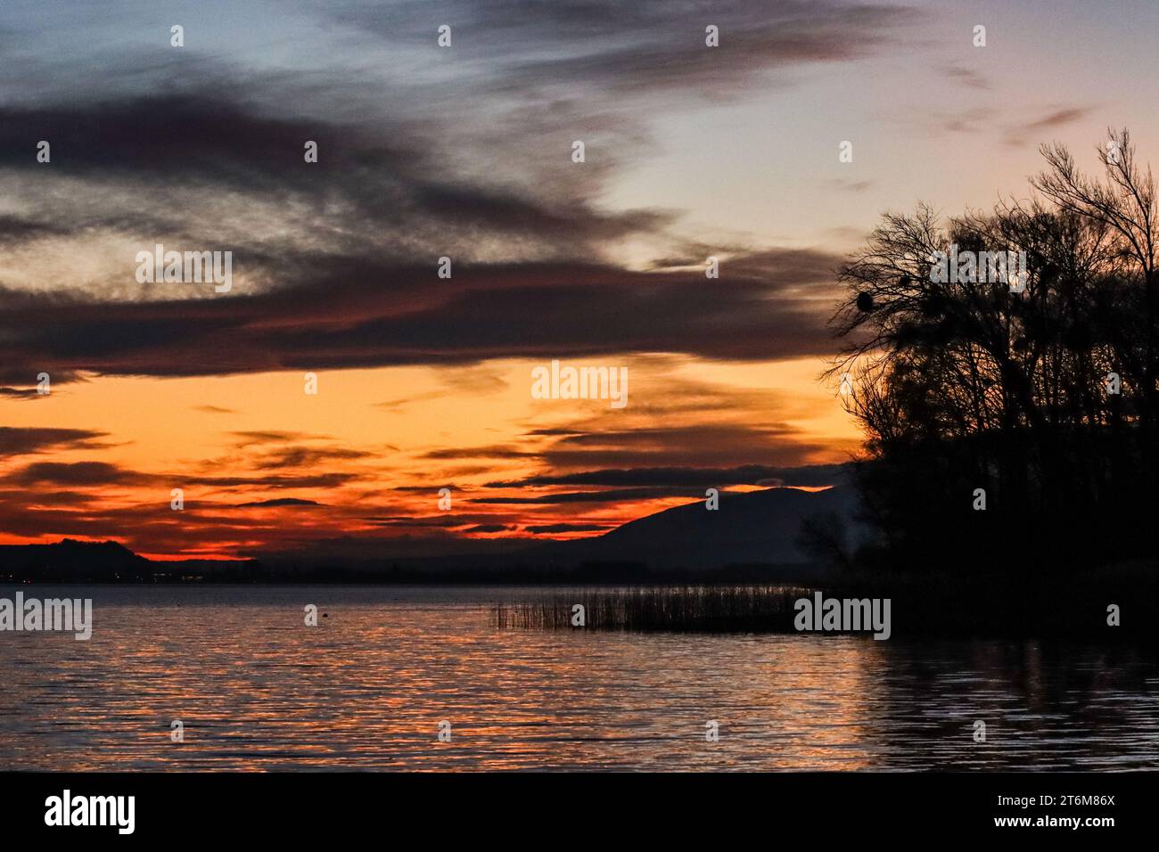 Dämmerung auf dem See von Neuchâtel in der Schweiz Stockfoto