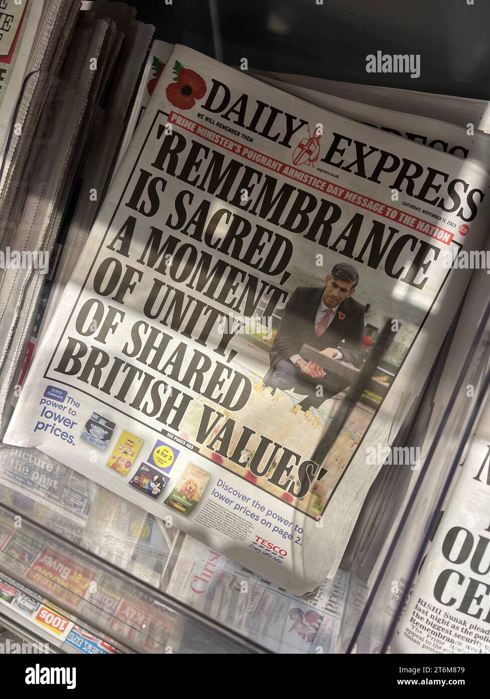 Eine Ausgabe der beliebten britischen Tageszeitung Daily Express am 11. November 2023. Auf der Titelseite steht „Remembrance is Sacred“, da die Spannungen vor einem geplanten Pro-Palästina-marsch in London steigen. Stockfoto