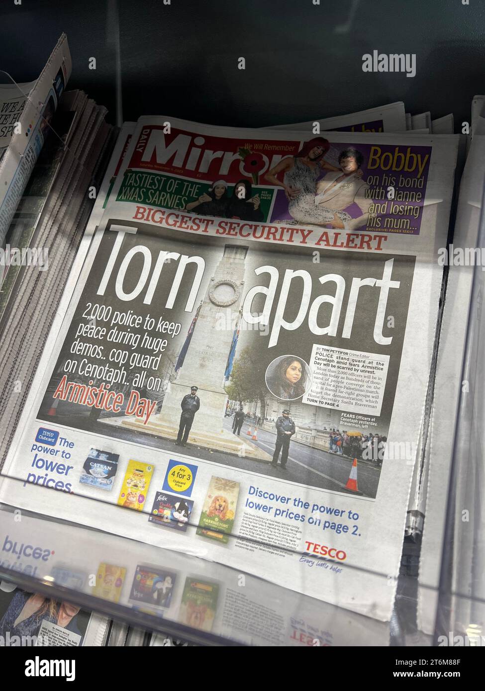 Eine Ausgabe der populären britischen Tageszeitung The Daily Mirror am 11. November 2023. Auf der Titelseite steht „AUSEINANDERGERISSEN“, während die Spannungen vor einem geplanten Pro-Palästina-marsch in London steigen. Stockfoto