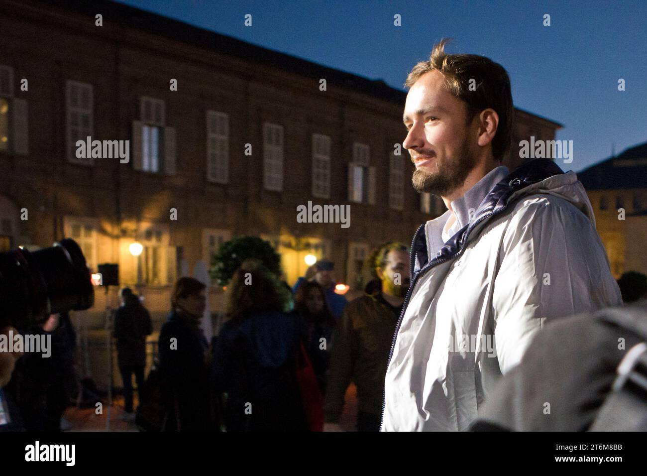Turin, Italien. November 2023. Tennisspieler Daniil Medwedev kommt vor dem Nitto ATP Finals 2023 auf der Piazza Castello in Turin an. Startpunkt: Marco Destefanis/Alamy Live News Stockfoto