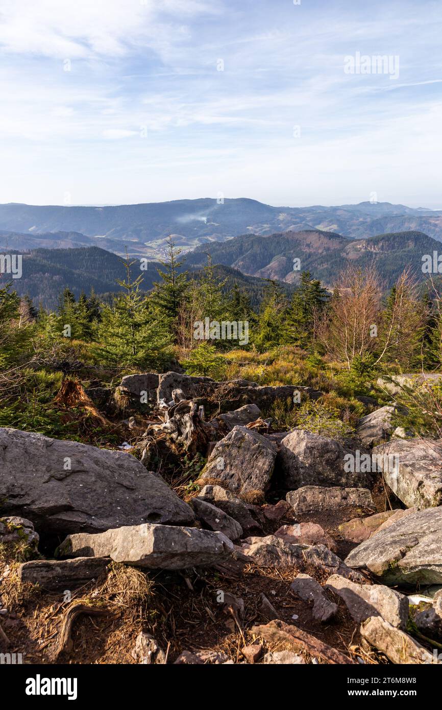 Lotharpfad deutsches Schwarzwaldpanorama mit blauem bewölktem Himmel und ein bisschen Schnee und Felsen im Vordergrund Stockfoto