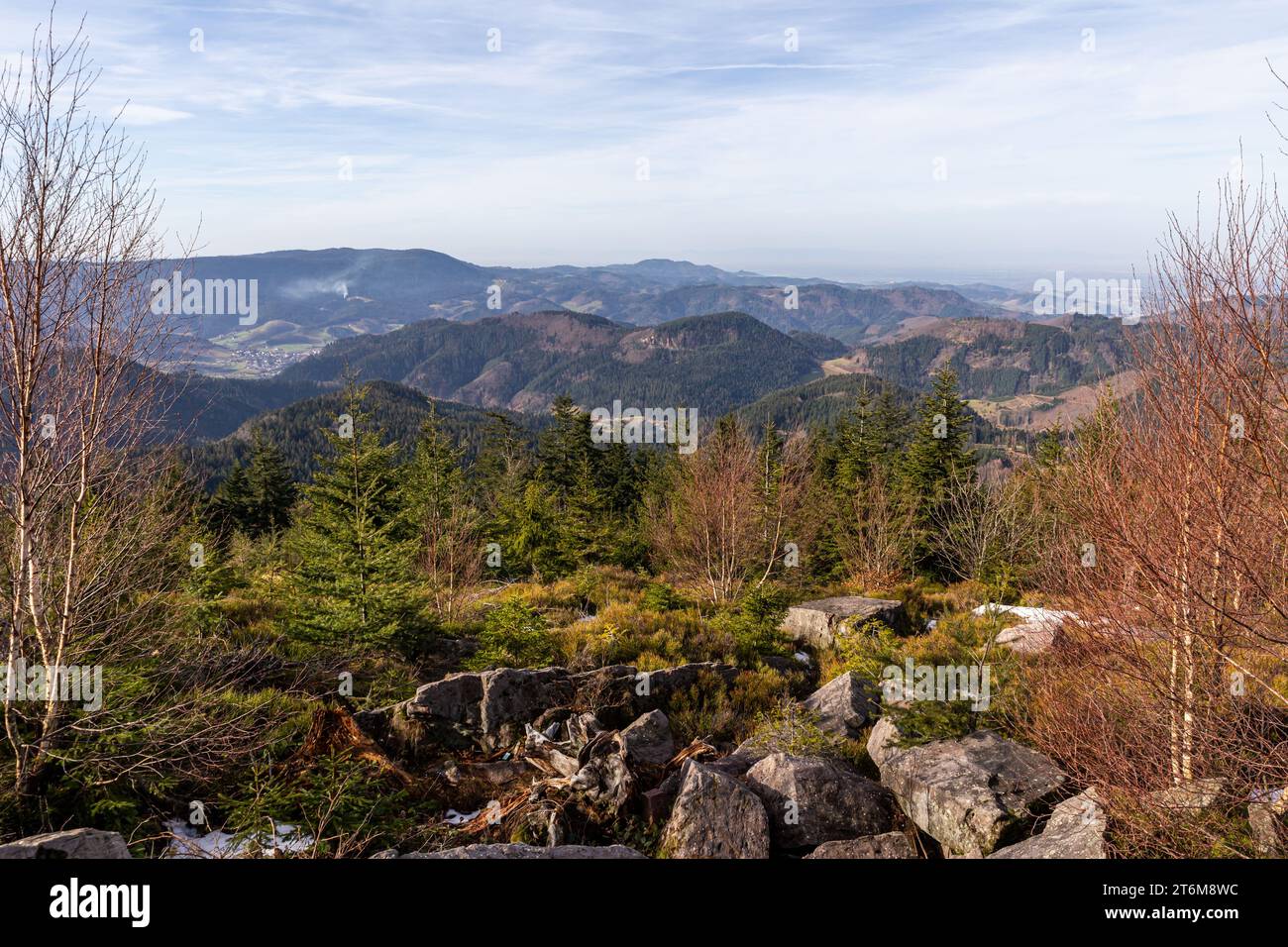 Lotharpfad deutsches Schwarzwaldpanorama mit blauem bewölktem Himmel und etwas Schnee Stockfoto