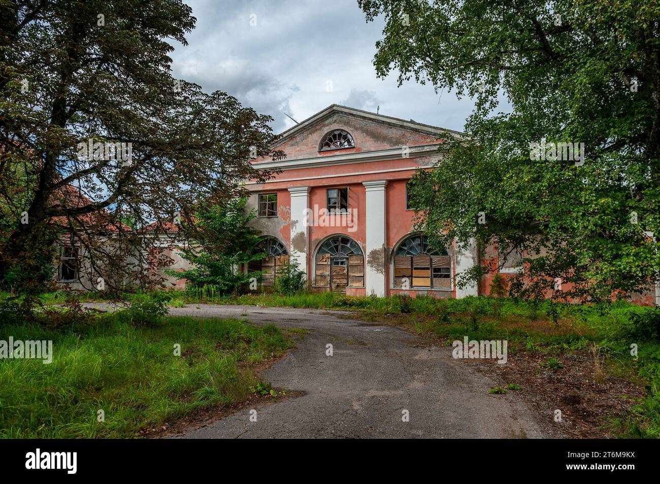 Verlassenes Herrenhaus in Kurzeme, Lettland. Klassizistisches Herrenhaus. Stende Manor. Stockfoto