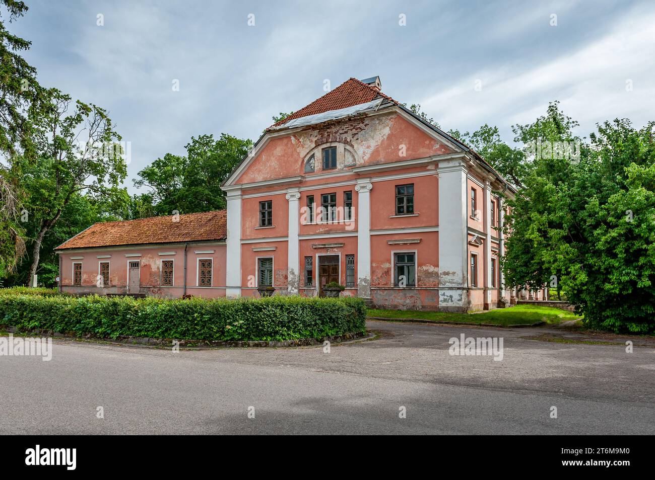 Verlassenes Herrenhaus in Kurzeme, Lettland. Hauptgebäude und Eingang des klassizistischen Herrenhauses. Stende Manor. Stockfoto