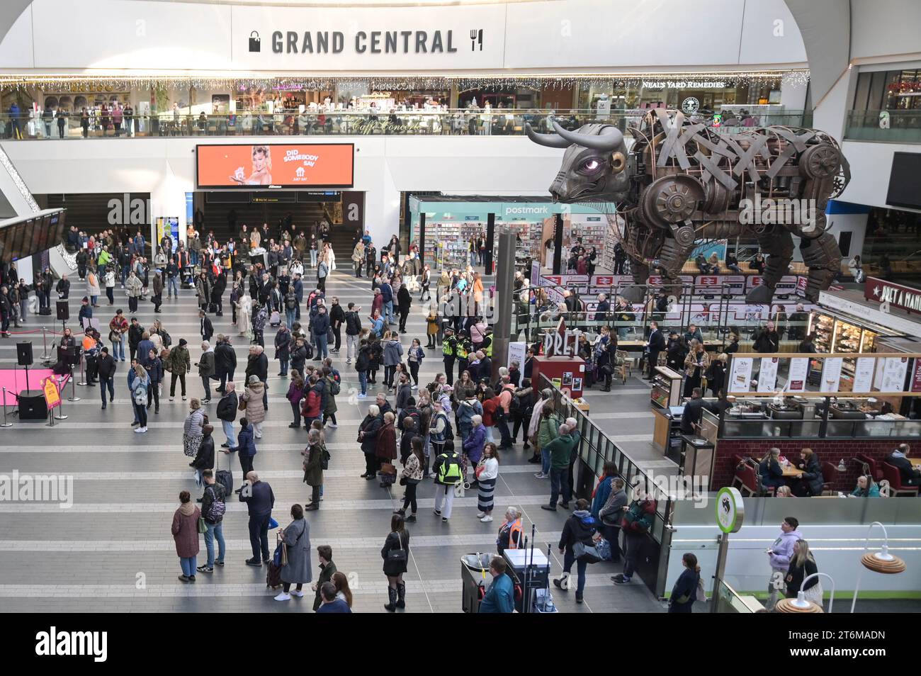 New Street Station, Birmingham, 11. November 2023. - Pendler, Eisenbahnarbeiter, Polizei und Käufer an der New Street Station in Birmingham und Grand Central Shopping Arcade hielten an, um die 2-minütige Stille um 11 Uhr zu beobachten, um an die Gefallenen am 11. November, dem Tag des Waffenstillstands, zu erinnern. Quelle: Stop Press Media/Alamy Live News Stockfoto
