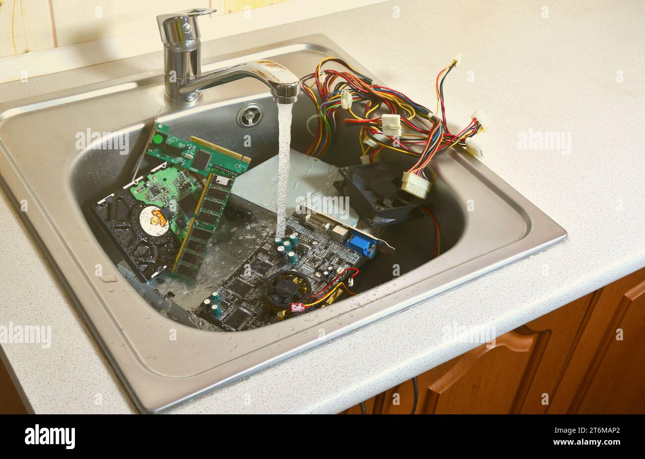 Reinigung der Hardware Konzept. Waschen des Motherboard, Festplatte und die Versorgungsspannung des Steuergeräts in der Küche. Auch ein Symbol für einen Fehler, Stockfoto