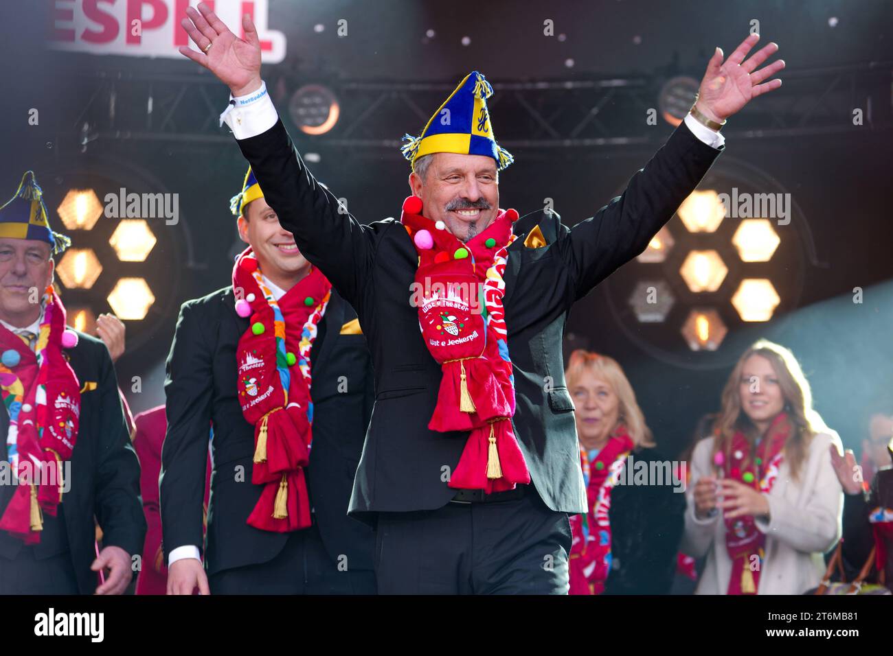 Koelner Karneval, Sessionseroeffnung am Heumarkt Werner Klupsch als Bauer Werner das designierte Koelner Dreigestirn auf der Buehne bei der Sessionseroeffnung des Koelner Karneval auf dem Heumarkt in Köln am Elften im Hintergrund Sascha Klupsch als Prinz Sascha I. und Friedrich Klupsch als Jungfrau Friede , Köln, Köln, 11.11.2023 Köln Nordrhein-Westfalen Deutschland *** Kölner Karneval, Sitzungseröffnung am Heumarkt Werner Klupsch als Farmer Werner das ausgewiesene Kölner Triumvirat auf der Bühne beim Kölner Karneval Eröffnung am Heumarkt in Köln am Elften in der Rückseite Stockfoto