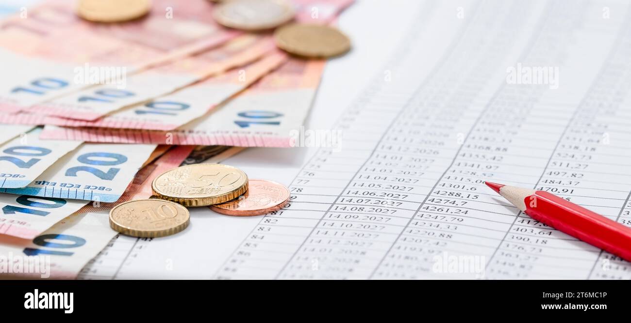Lohn- und Gehaltsabrechnung mit Buchhaltung für Finanzgeschäfte, Euro-Bargeld und einem roten Bleistift. Stockfoto