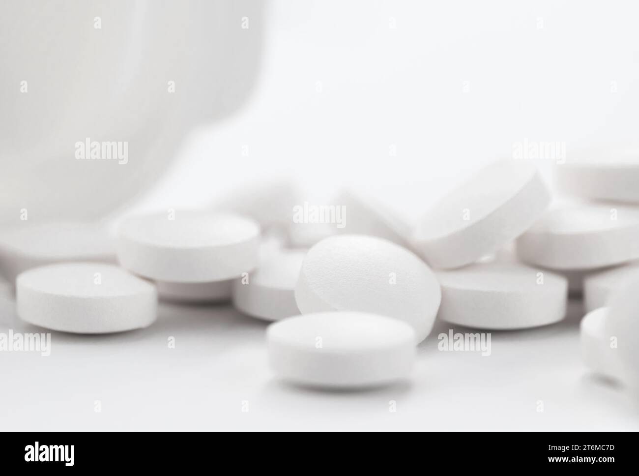 Opioid-Schmerzmittel, Narkotika, Nahaufnahme weißer Pillen mit einer Flasche. Stockfoto