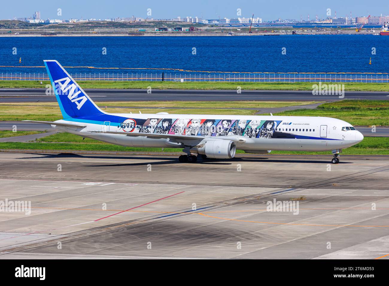 Tokio, Japan - 6. Oktober 2023: ANA All Nippon Airlines Boeing 767-300ER Flugzeug mit Dämonenjäger Sonderlackierung am Flughafen Tokio Haneda (HND) in Ja Stockfoto