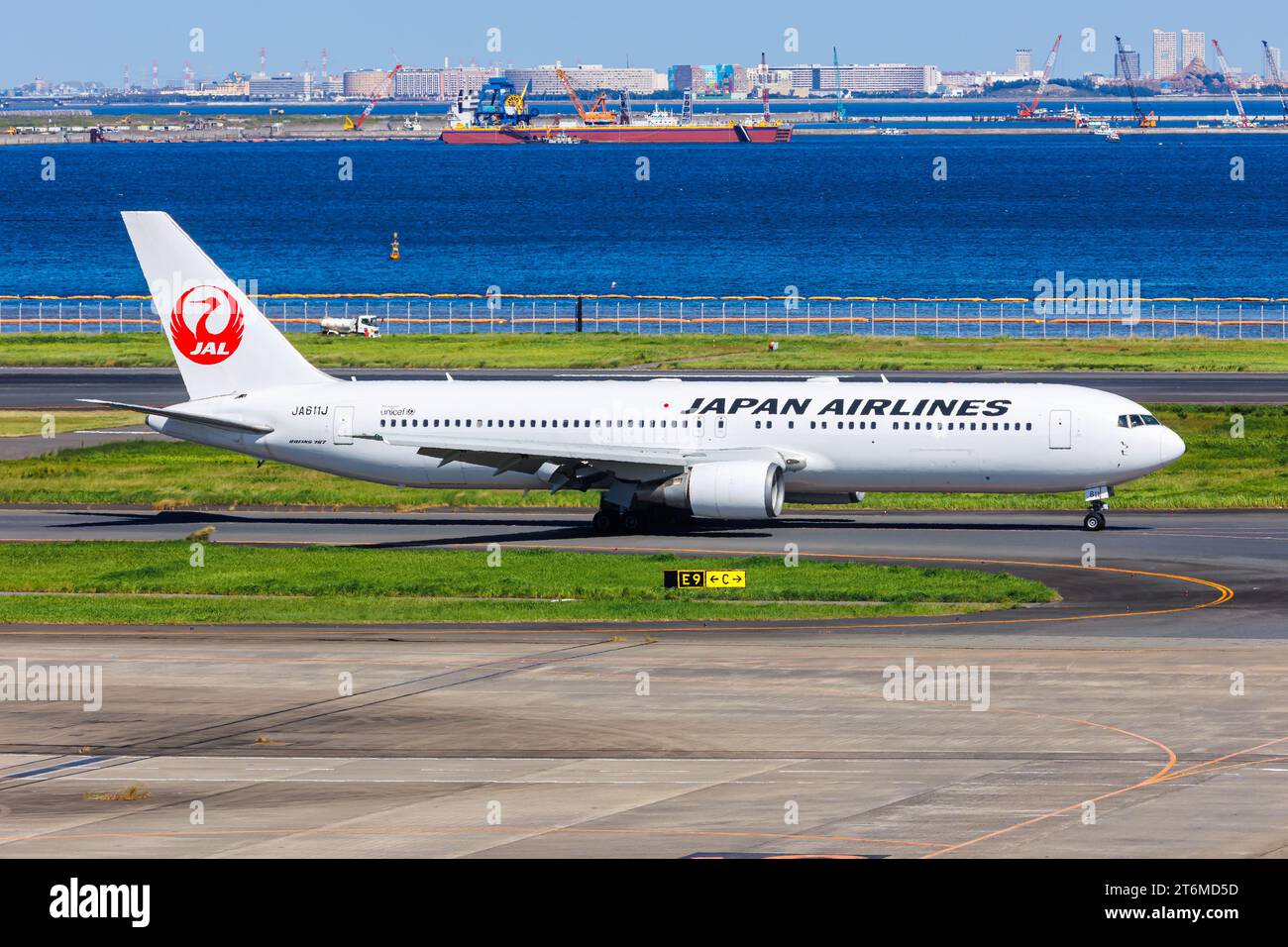 Tokio, Japan - 6. Oktober 2023: Japan Airlines JAL Boeing 767-300ER Flugzeug am Flughafen Tokio Haneda (HND) in Japan. Stockfoto