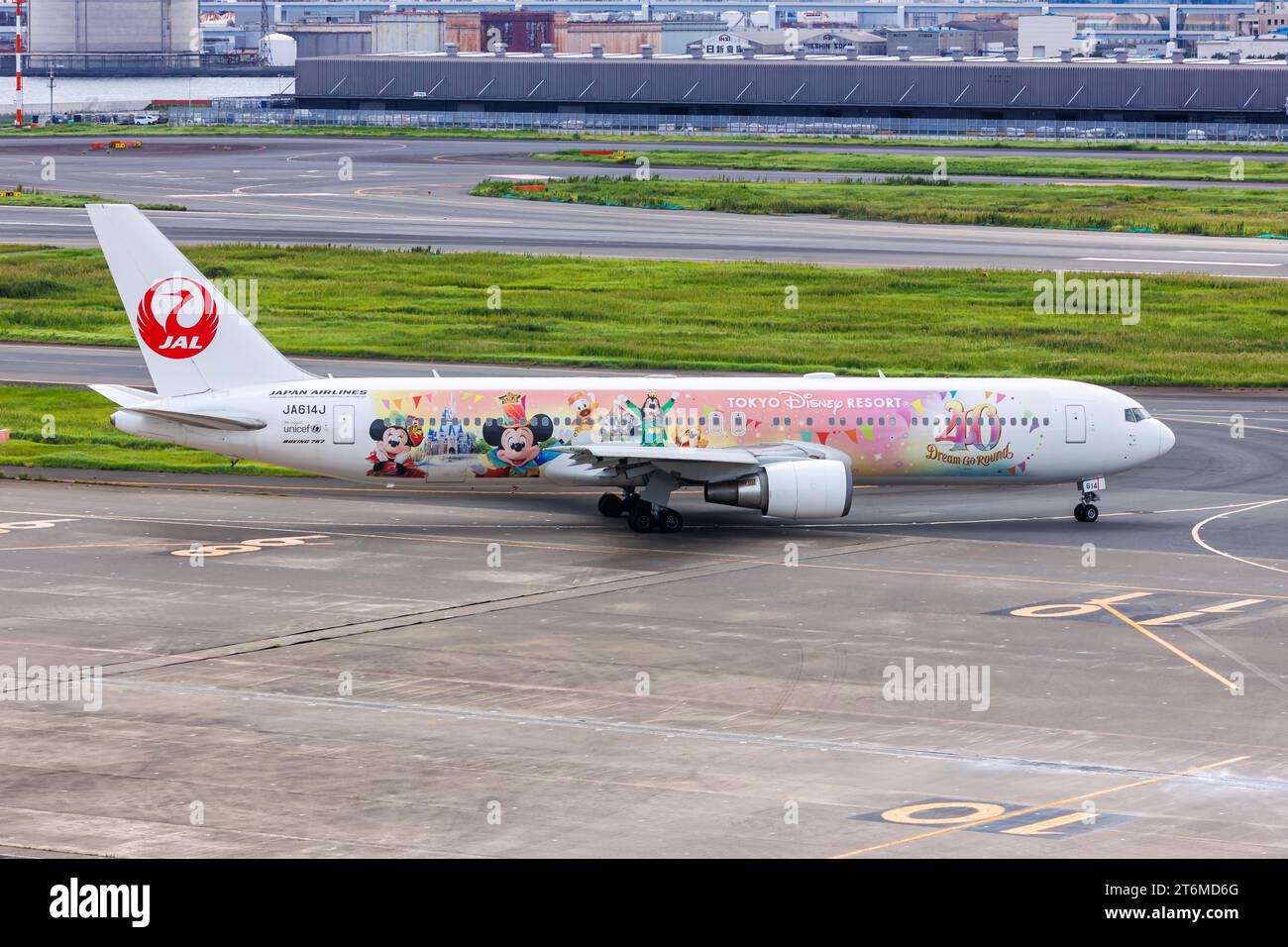 Tokio, Japan - 25. September 2023: Japan Airlines JAL Boeing 767-300ER Flugzeug mit Disney Resort Sonderlackierung am Flughafen Tokio Haneda (HND) in Jap Stockfoto