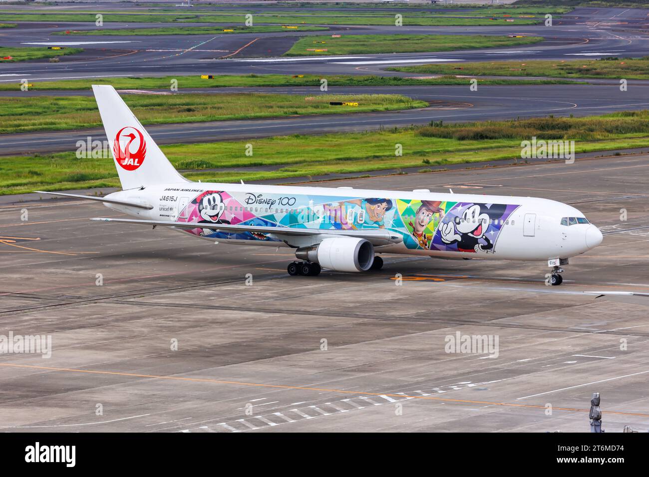 Tokio, Japan - 25. September 2023: Japan Airlines JAL Boeing 767-300ER Flugzeug mit Disney 100 Sonderlackierung am Flughafen Tokio Haneda (HND) in Japan. Stockfoto