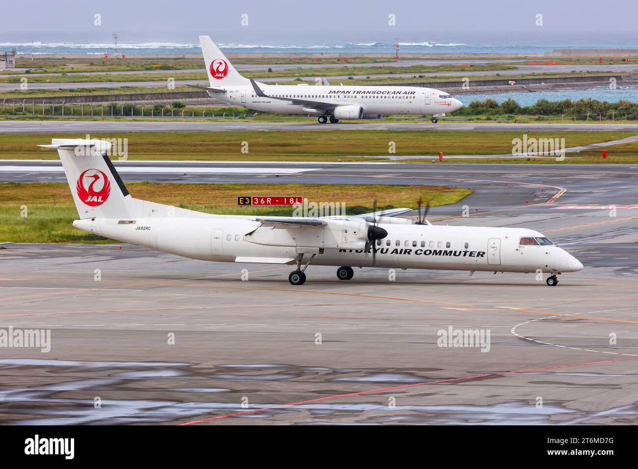 Okinawa, Japan - 3. Oktober 2023: Ryukyu Air Commuter und Japan Transocean Air Flugzeuge auf dem Okinawa Naha Airport (OKA) in Japan. Stockfoto