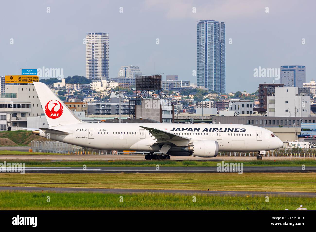 Osaka, Japan - 1. Oktober 2023: Japan Airlines JAL Boeing 787-8 Dreamliner Flugzeug am Flughafen Osaka Itami (ITM) in Japan. Stockfoto
