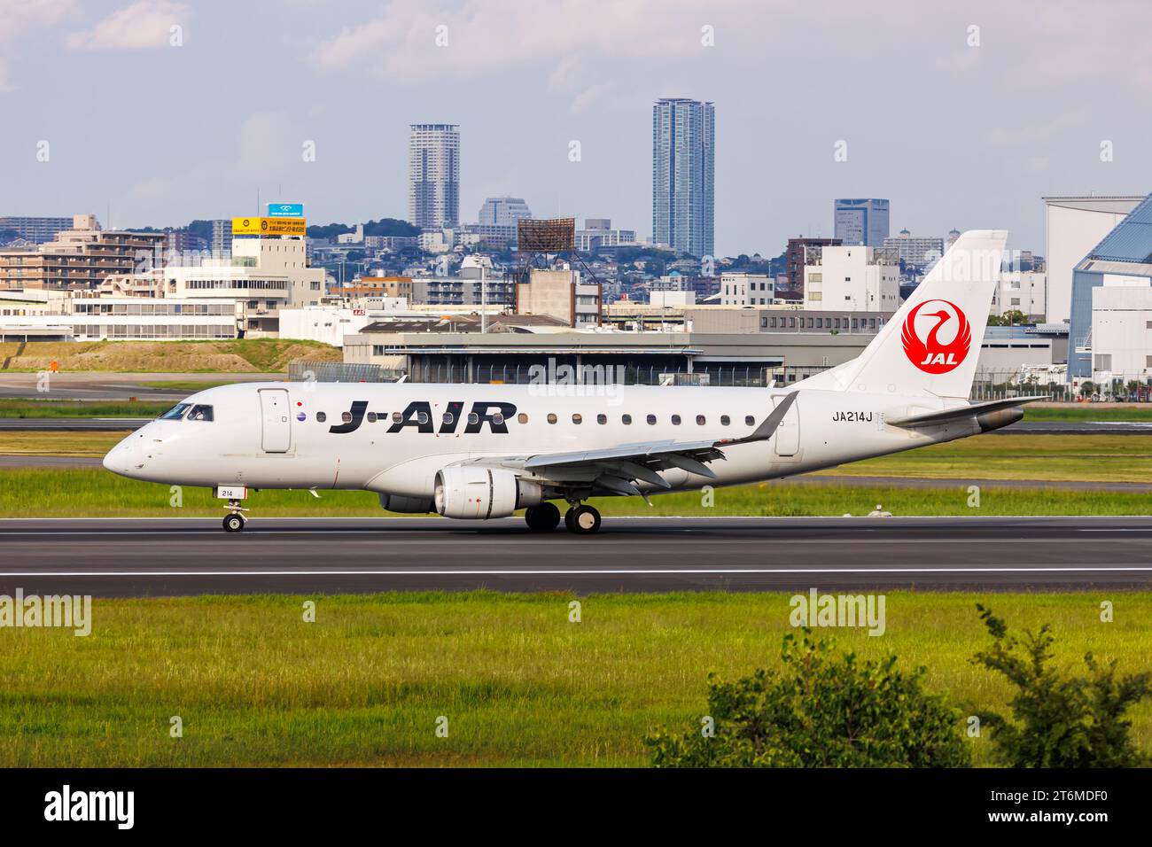 Osaka, Japan - 1. Oktober 2023: J-Air Embraer 170 Flugzeug am Osaka Itami Airport (ITM) in Japan. Stockfoto
