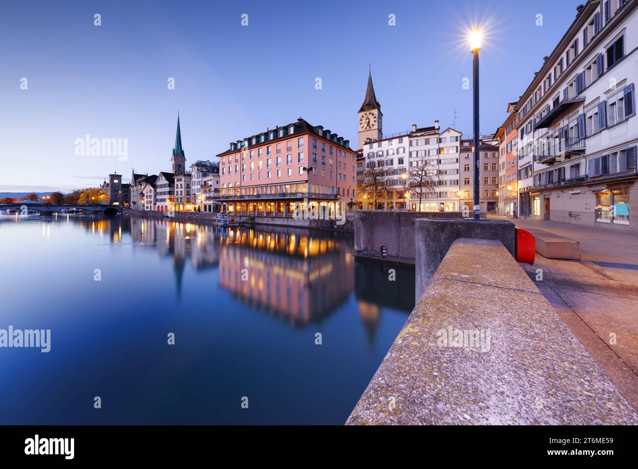 Zürich, Schweiz an der Limmat zur blauen Stunde. Stockfoto