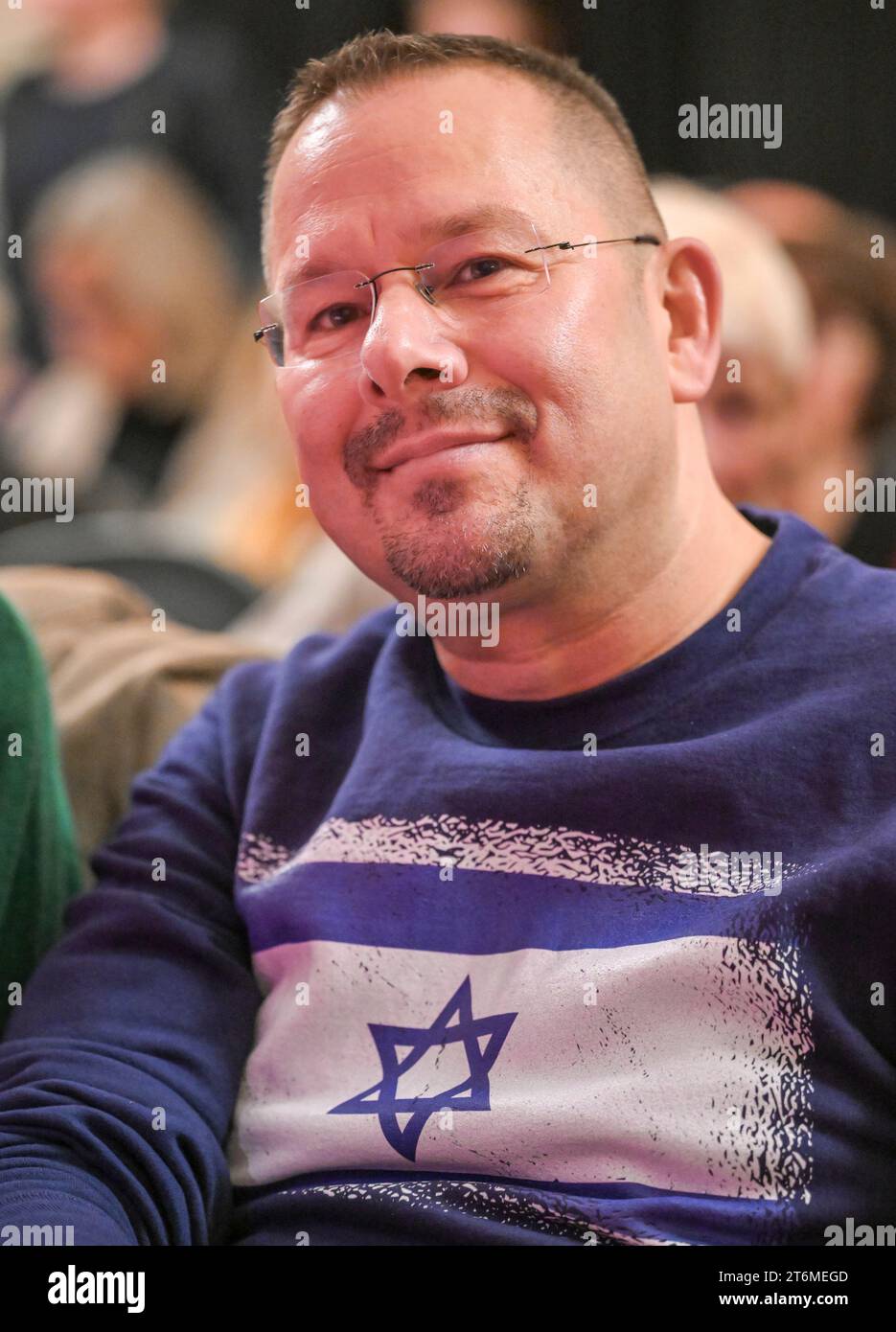 10. November 2023, Berlin: Der Schriftsteller Marko Martin nimmt an der „Never Again“ IS Now Teil! - Lesen im Deutschen Theater. Texte gegen Antisemitismus von berühmten Autoren werden gelesen. Foto: Jens Kalaene/dpa Stockfoto