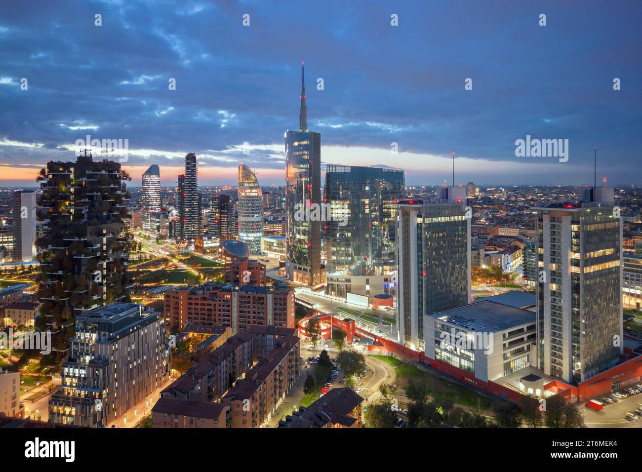 Mailand, Italien Stadtbild des Finanzviertels Porta Nuova bei Sonnenaufgang. Stockfoto