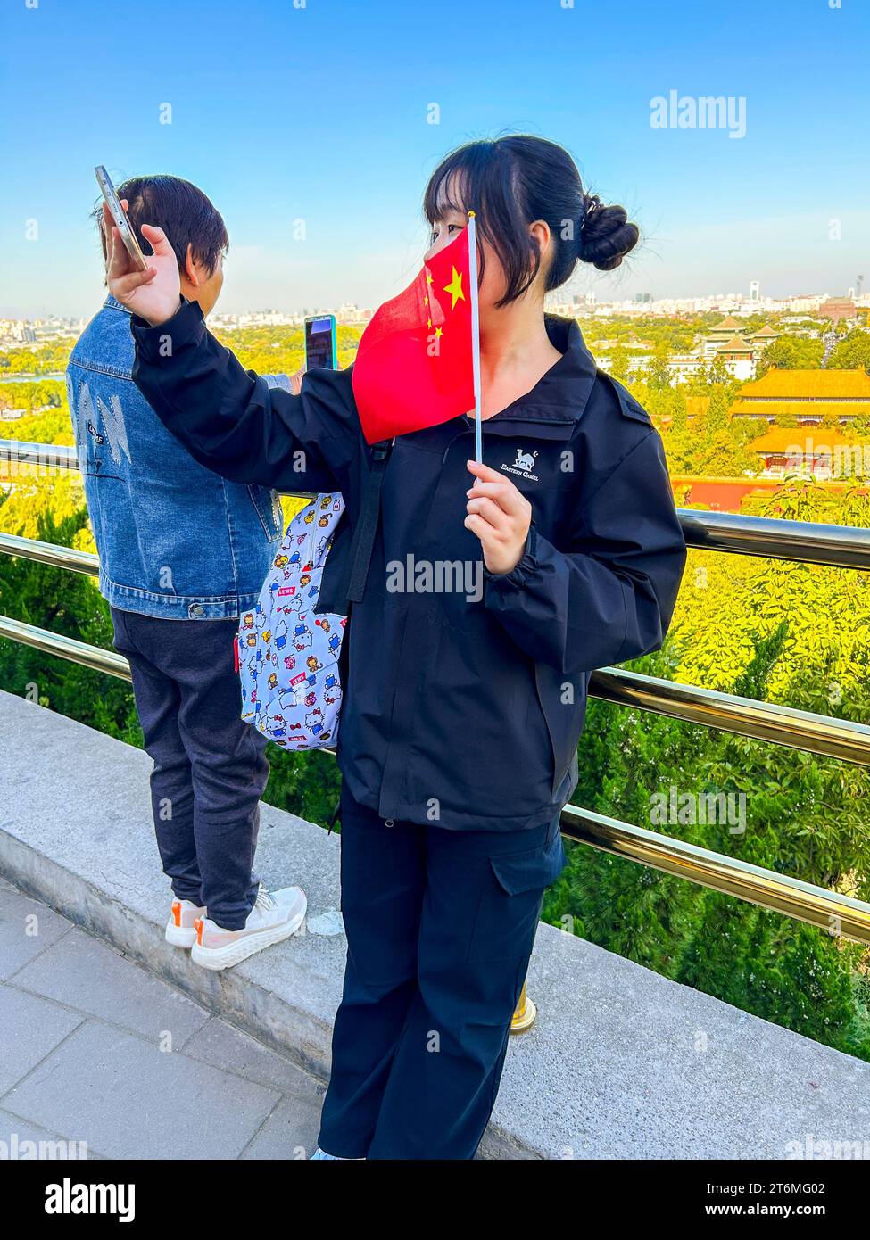 Peking, China, chinesische Teenager Mädchen, Selfies mit chinesischer Flagge machen, Jingshan Park Nachbarschaft Stockfoto