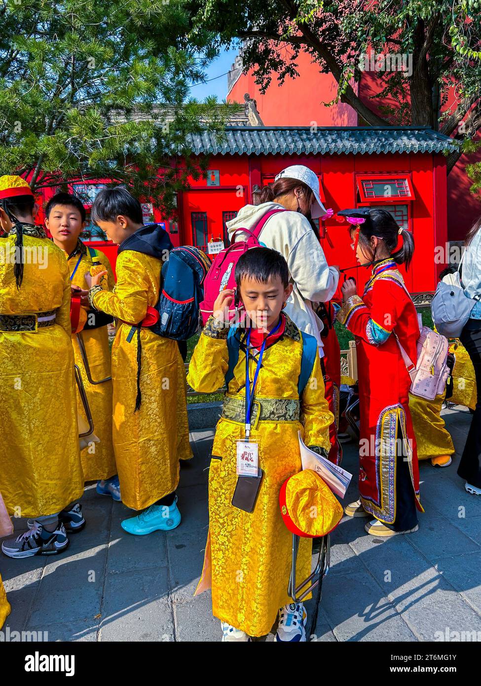 Peking, China, Große Menschenmenge, Chinesen, Kinder, Touristen, Besuch in der Verbotenen Stadt, Junge in traditionellen Seidenkostümen, Porträts Stockfoto