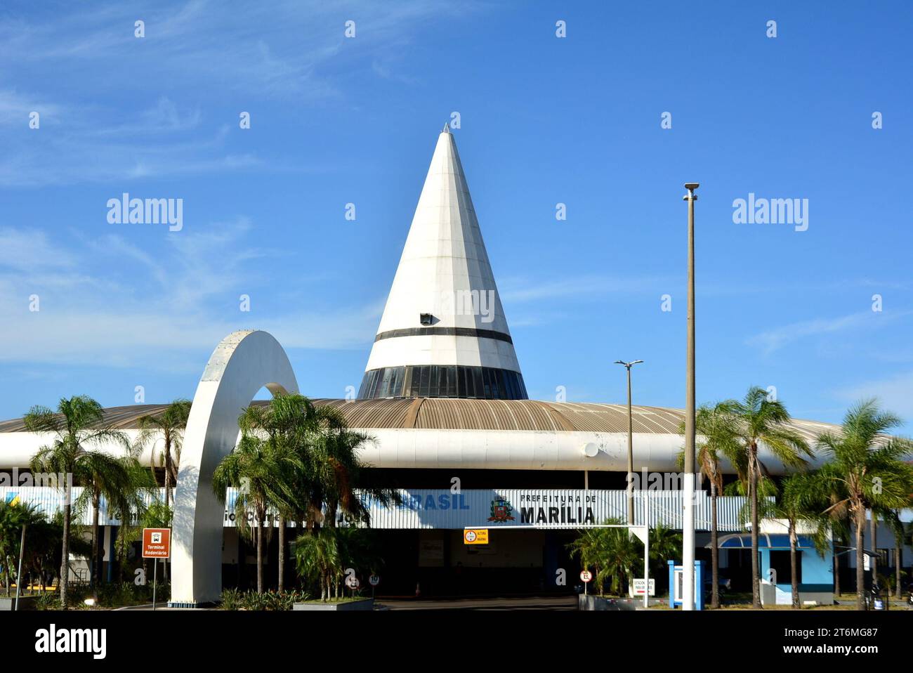 Stadt: Marilia, São Paulo, Brasilien - 29. Juli 2022: Fassade eines Busbahnhofs in einer Stadt im Inneren des Bundesstaates São Paulo, Brasilien, Südamerika, Stockfoto