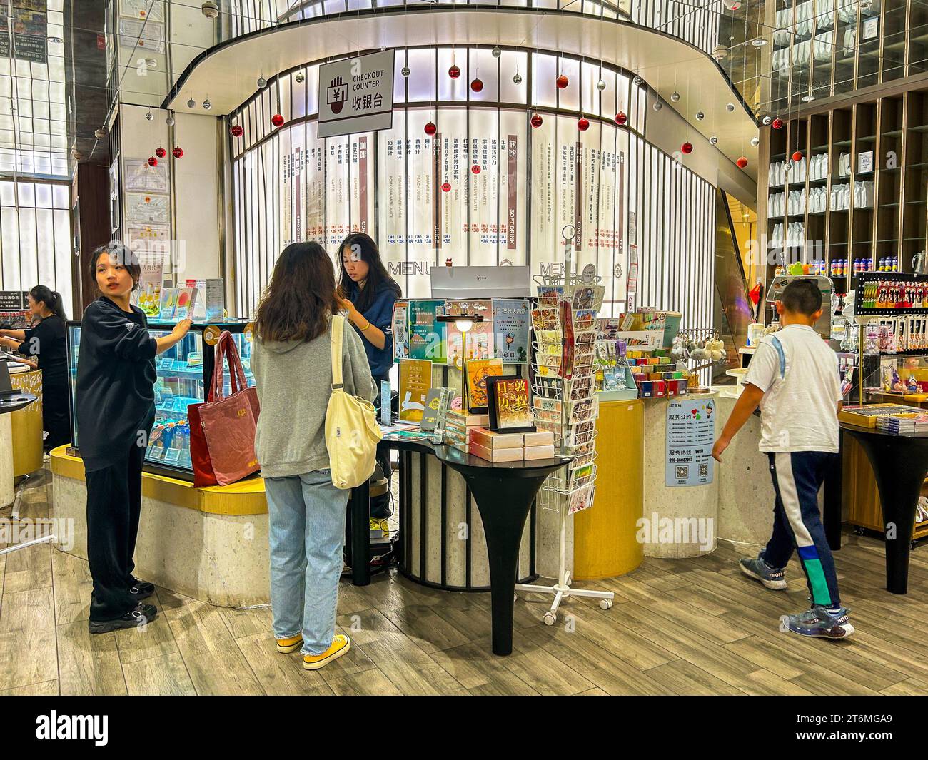 Peking, China, kleine Gruppe Leute, Shopping, im französischen Kaufhaus „Galeries Lafayette“ Chinesische Buchhandlung, chinesische Arbeiter Stockfoto
