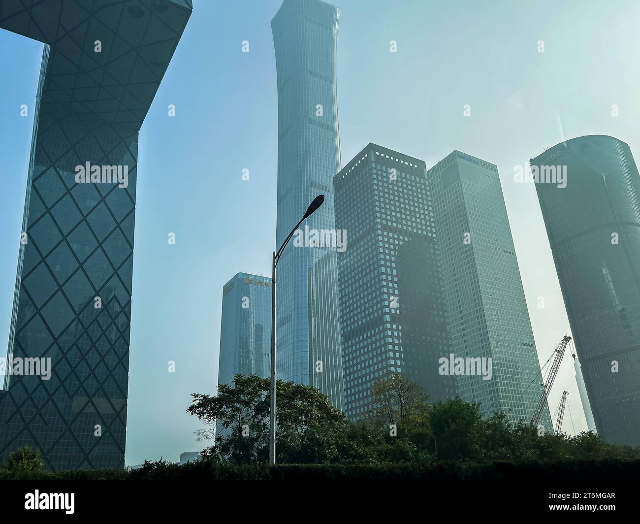 Peking, China, Allgemeine Ansicht, Gebäude, Türme, Geschäftsviertel im Stadtzentrum, moderne Architektur, Luftverschmutzung Stockfoto