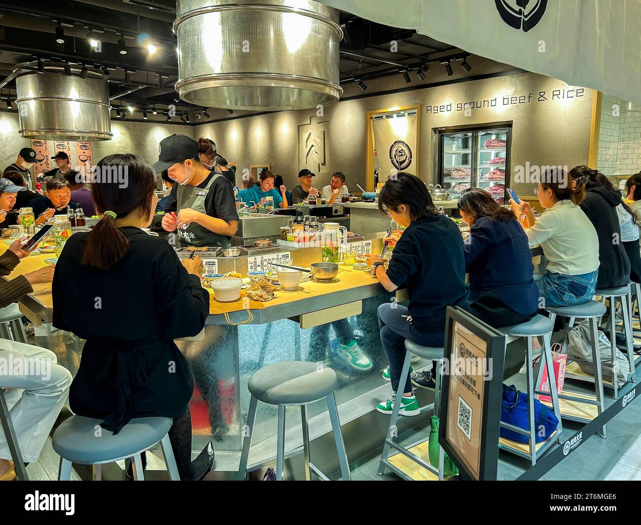 Shanghai, China, Innenansicht chinesischer Supermärkte, „Jiuguang Kaufhaus“, Menschenmassen in der Bar in japanischen Restaurants, gemeinsame Speisen, Teller modernes Restaurant, Mittelklasse asien Stockfoto