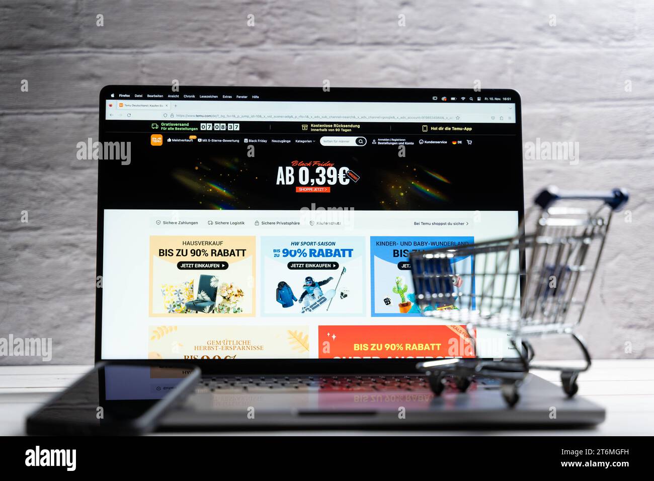 Bayern, Deutschland - 10. November 2023: Temu Online-Shop-Website auf einem Laptop-Bildschirm *** Temu Online-Shop-Website auf einem Laptop-Bildschirm Stockfoto